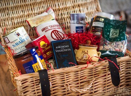 Media gourmet hamper from El Gato Negro tapas