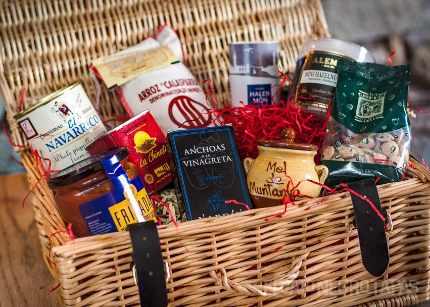 Media gourmet hamper from El Gato Negro tapas