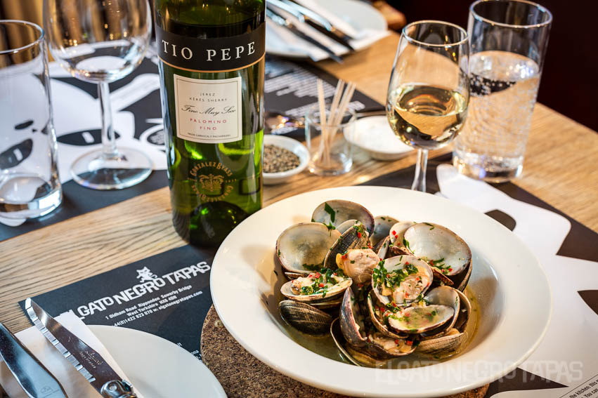 Fino and palourdes clams