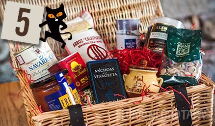 It's day 5 of our #Advent… featuring our giftworthy & delicious gourmet hamper… the perfect introduction to artisanal Spanish delights!  https://www.elgatonegrotapas.com/image-item/gourmet-hamper-media/