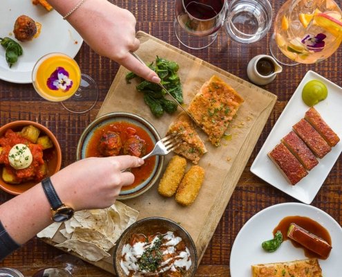 Sunday sharer board on the table at El Gato Negro