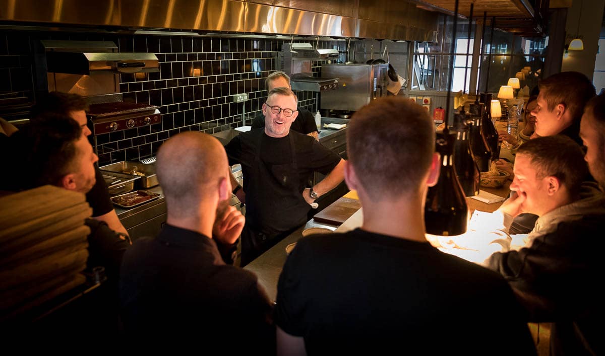 Simon Shaw announces the Bib Gourmand award to the kitchen team at El Gato Negro